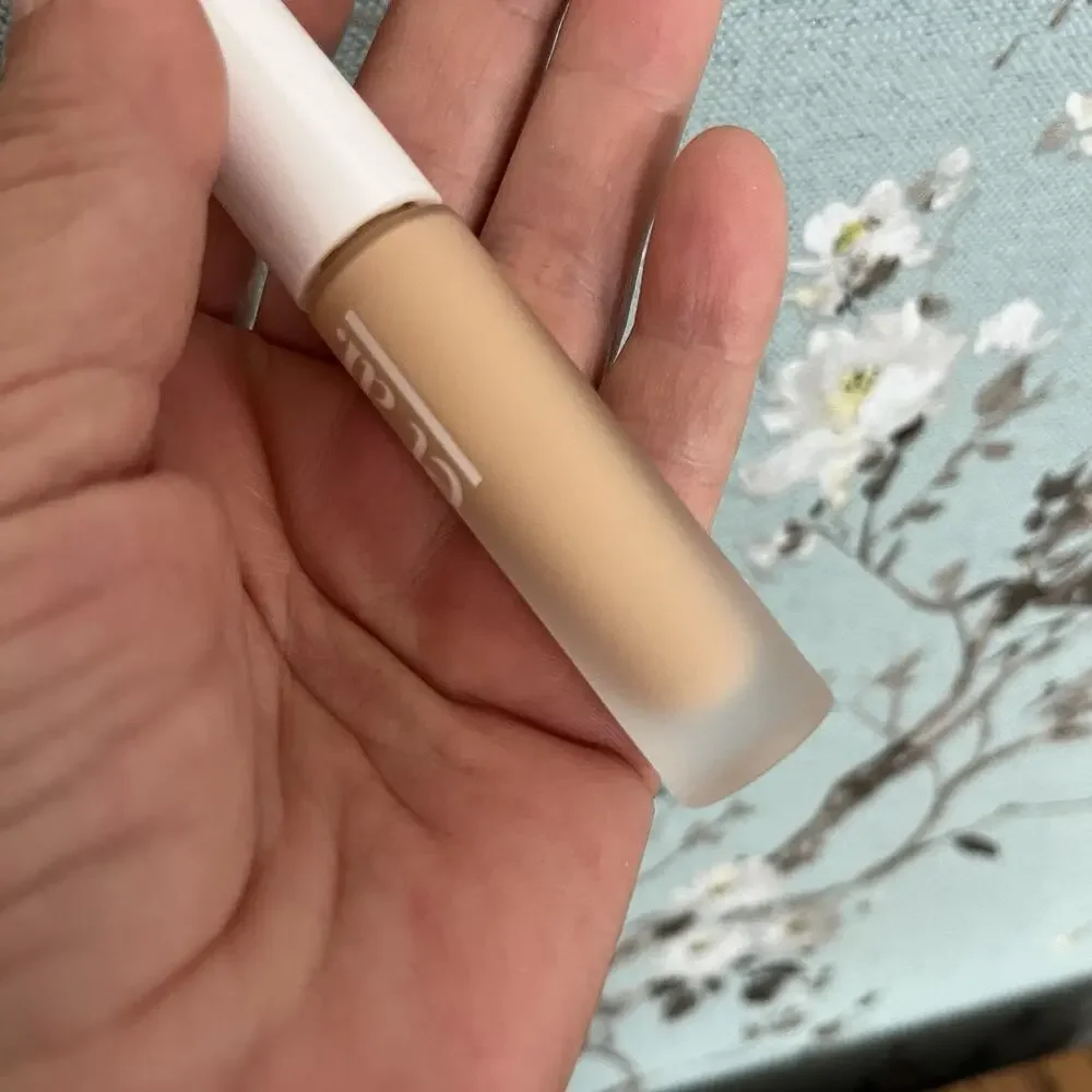 et al. Intelligent Skin Cream Concealer 80W 5ml